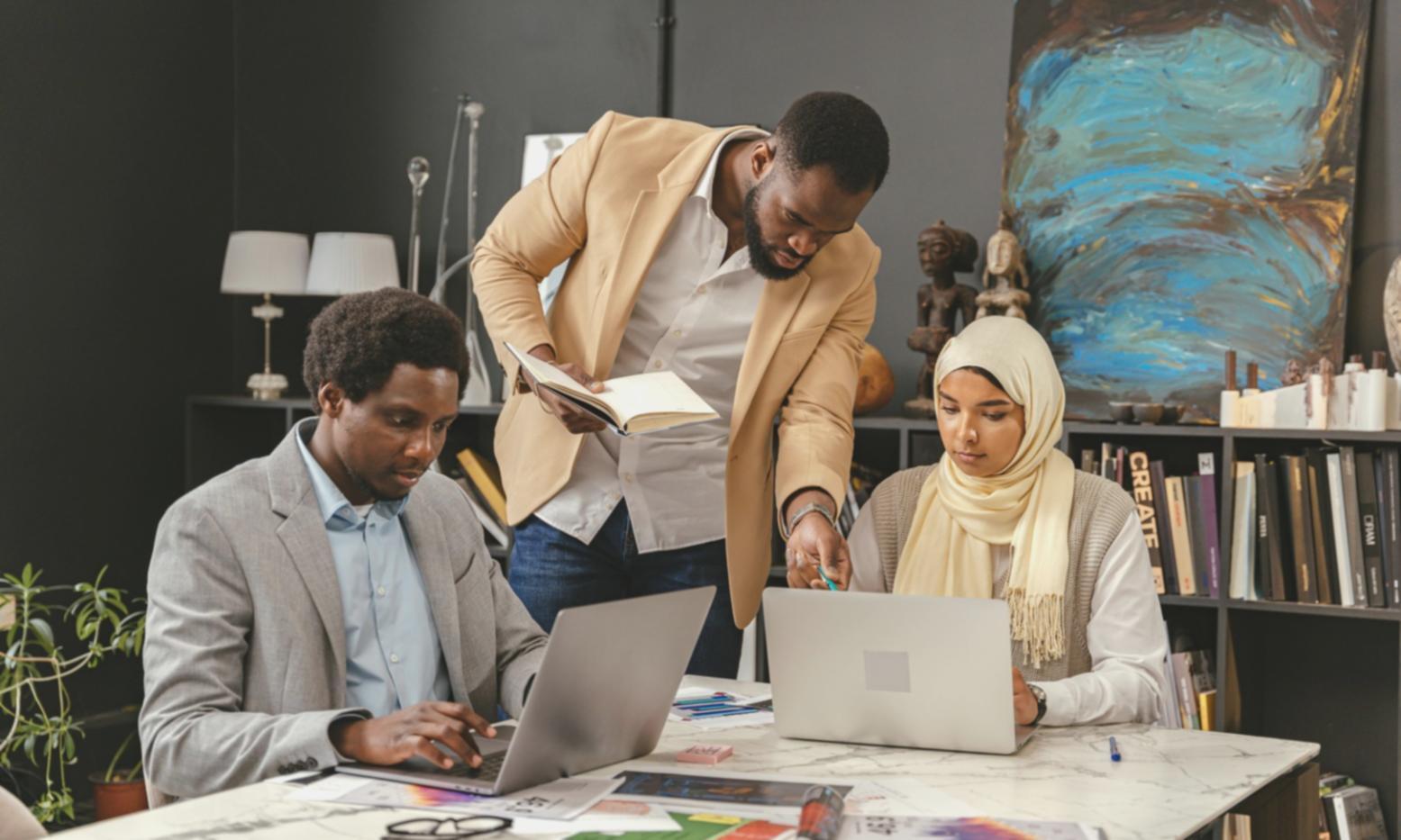 Ambiente educativo mostrando metodología práctica de comunicación