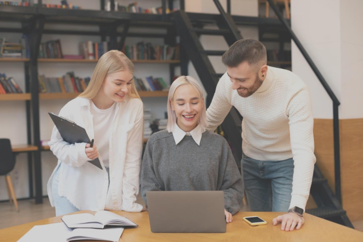 Profesionales participando en ejercicio práctico de comunicación en equipo