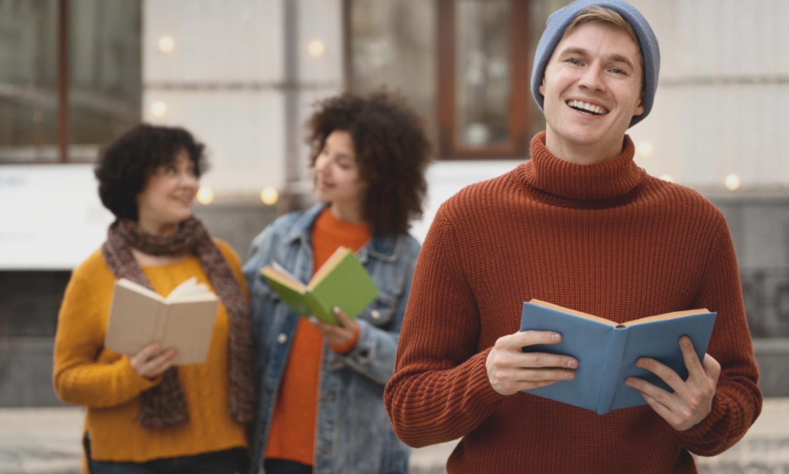 Sesión de trabajo en equipo desarrollando habilidades de comunicación efectiva