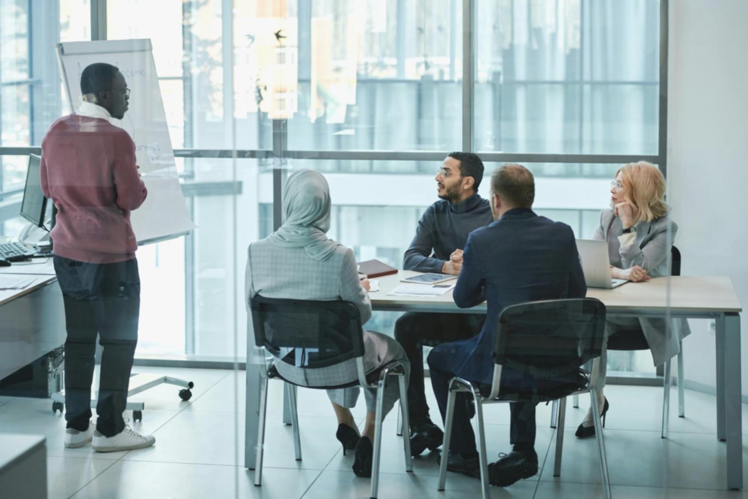 Espacio de trabajo colaborativo donde las conversaciones de equipo transforman ideas en acciones concretas